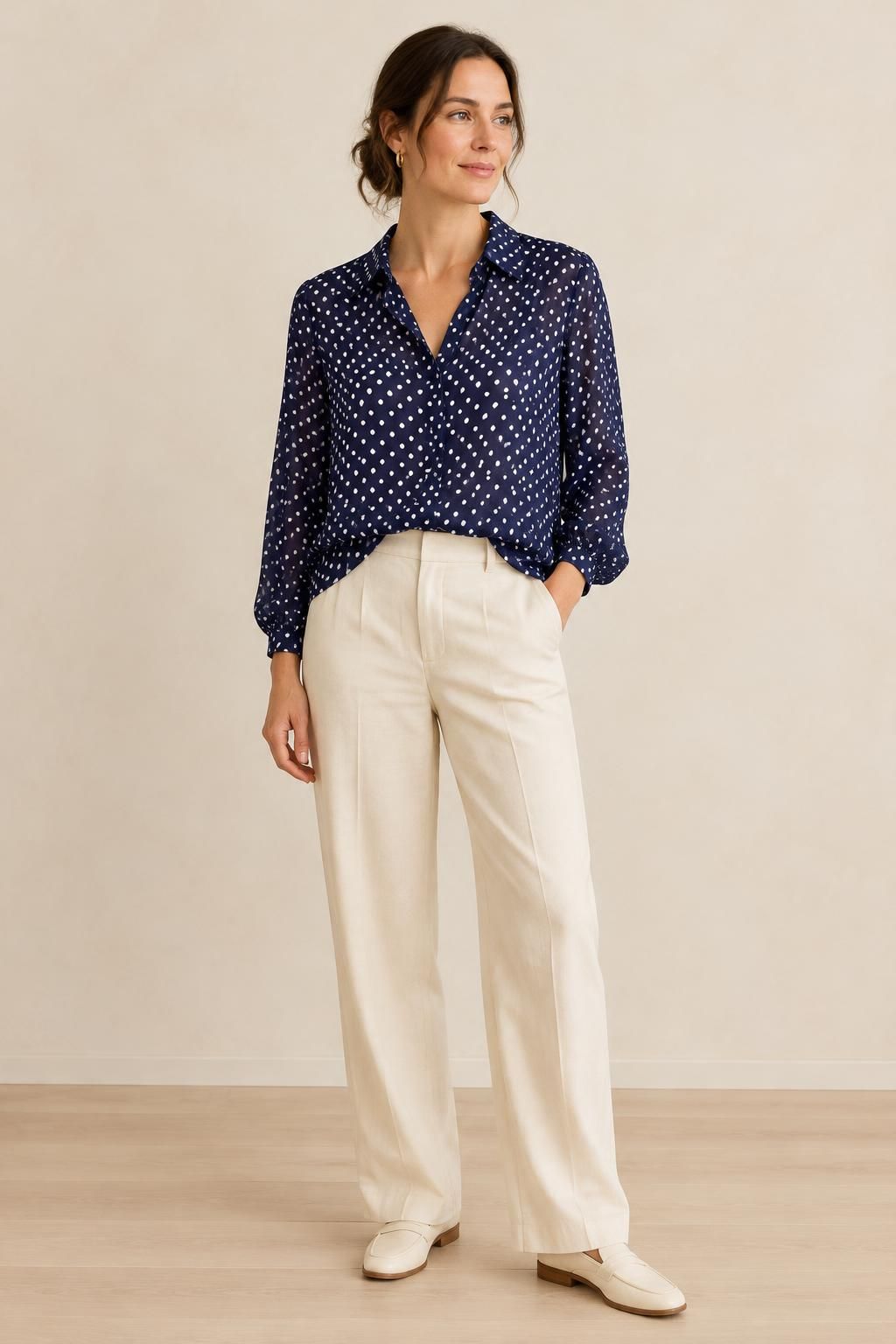 Inspiration Die Bluse mit dem Stoff Blaue gepunktete Viskose-Polyester-Gaze