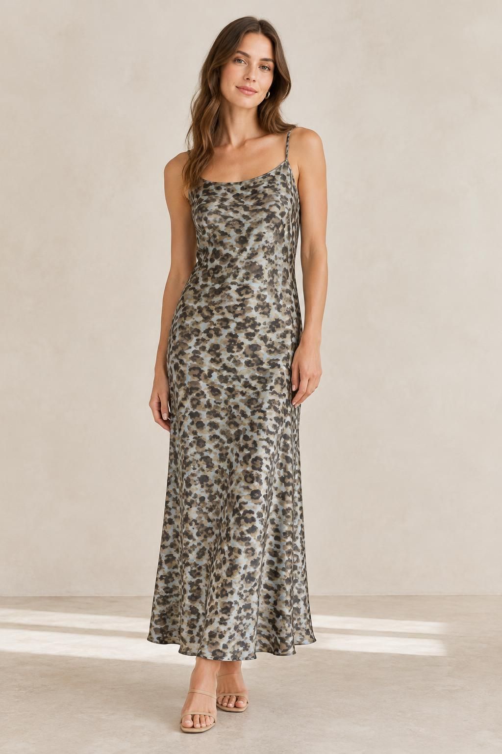 Inspiration La robe avec le tissu Satin de viscose léger, motif animalier abstrait beige et marron
