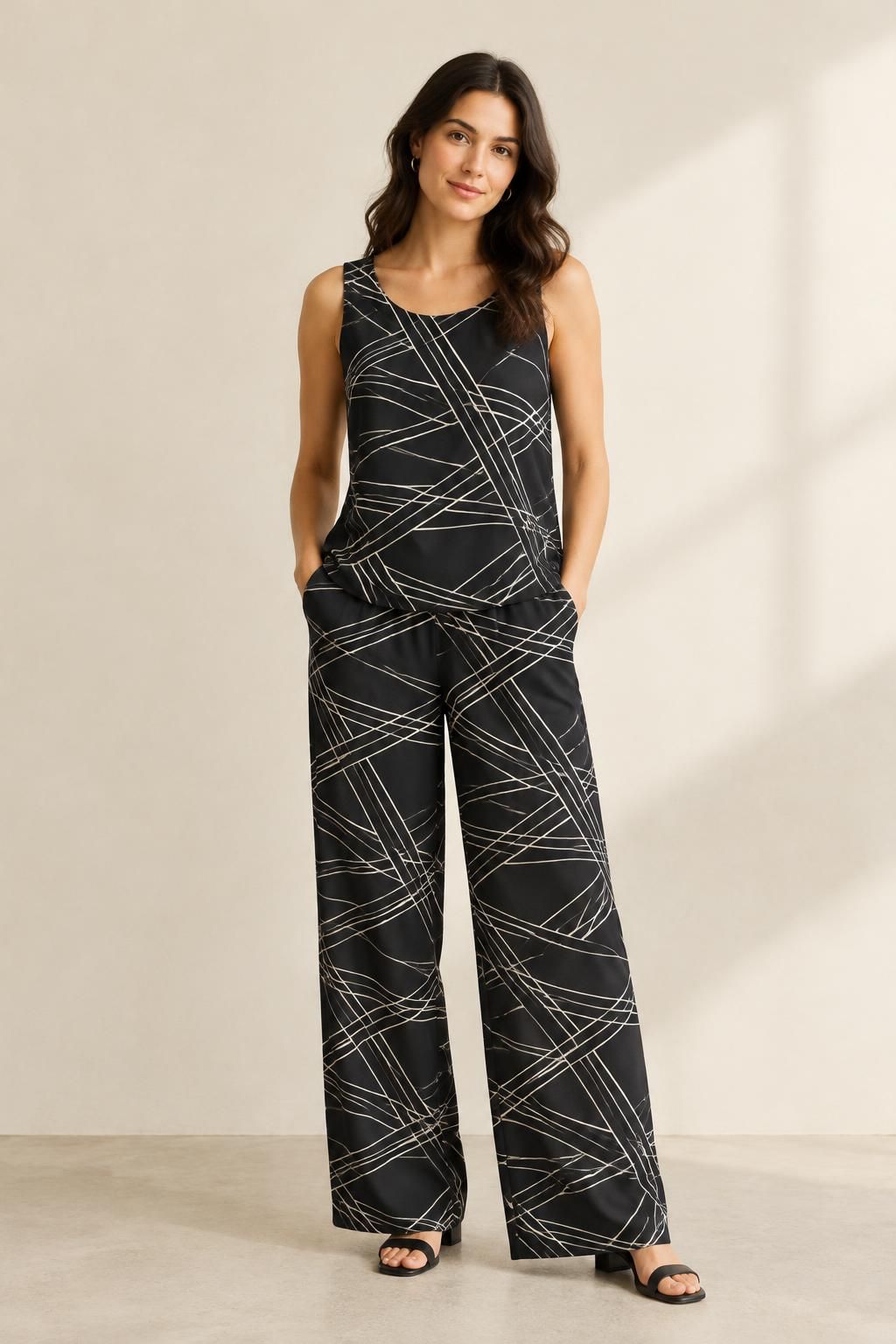 Inspiration Le top avec le tissu Crêpe de polyester léger, motif géométrique noir et blanc