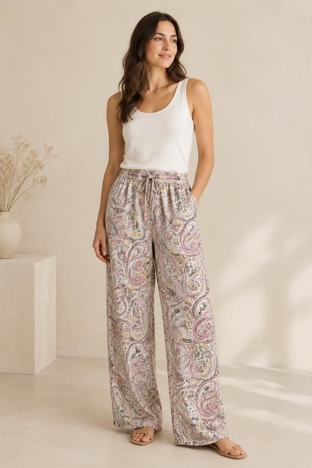 Inspiration Le pantalon avec le tissu Sergé de viscose, motif cachemire fleuri bohème rose et jaune