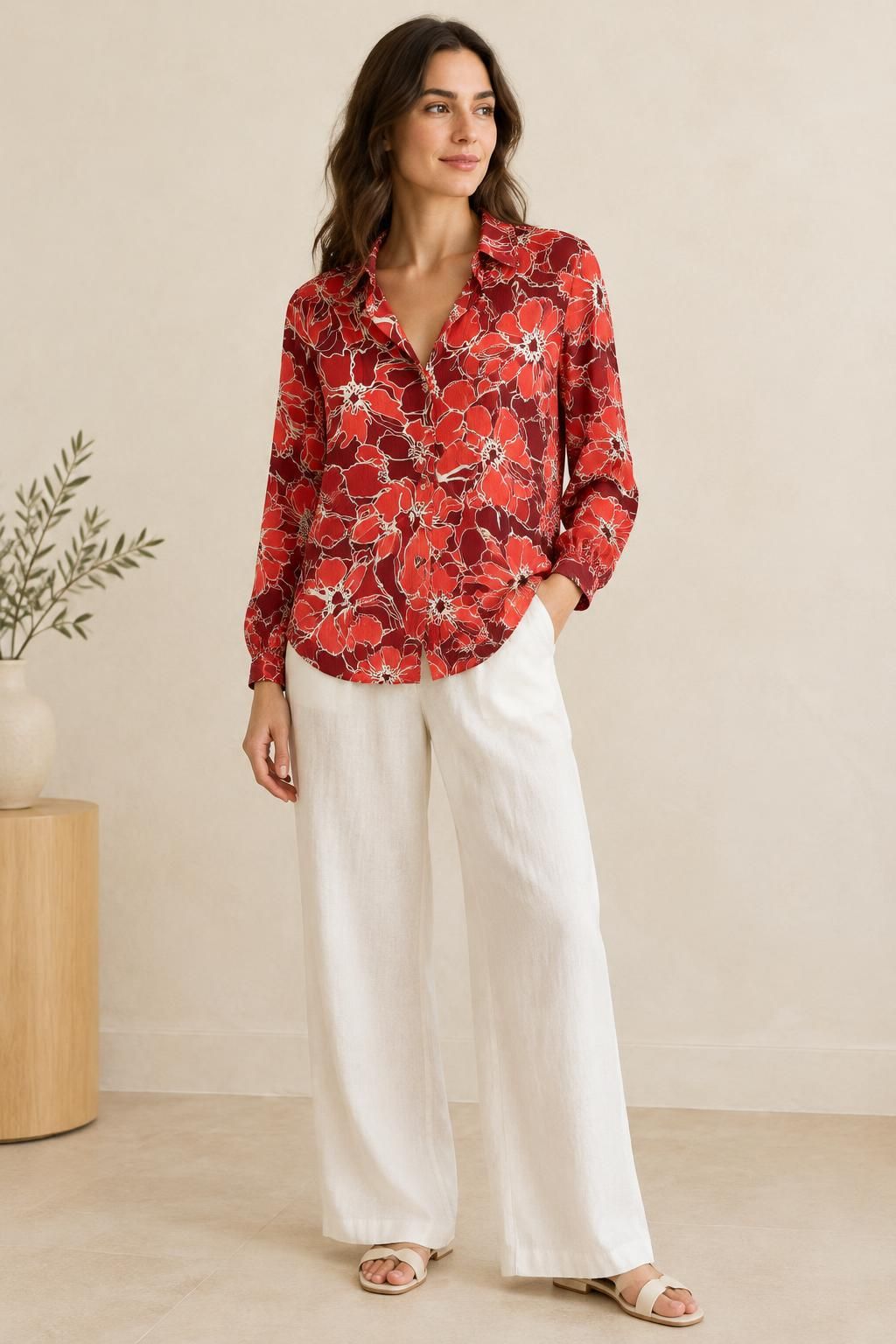 Inspiration La blouse avec le tissu Viscose effet froissé motif fleuri graphique multicolore