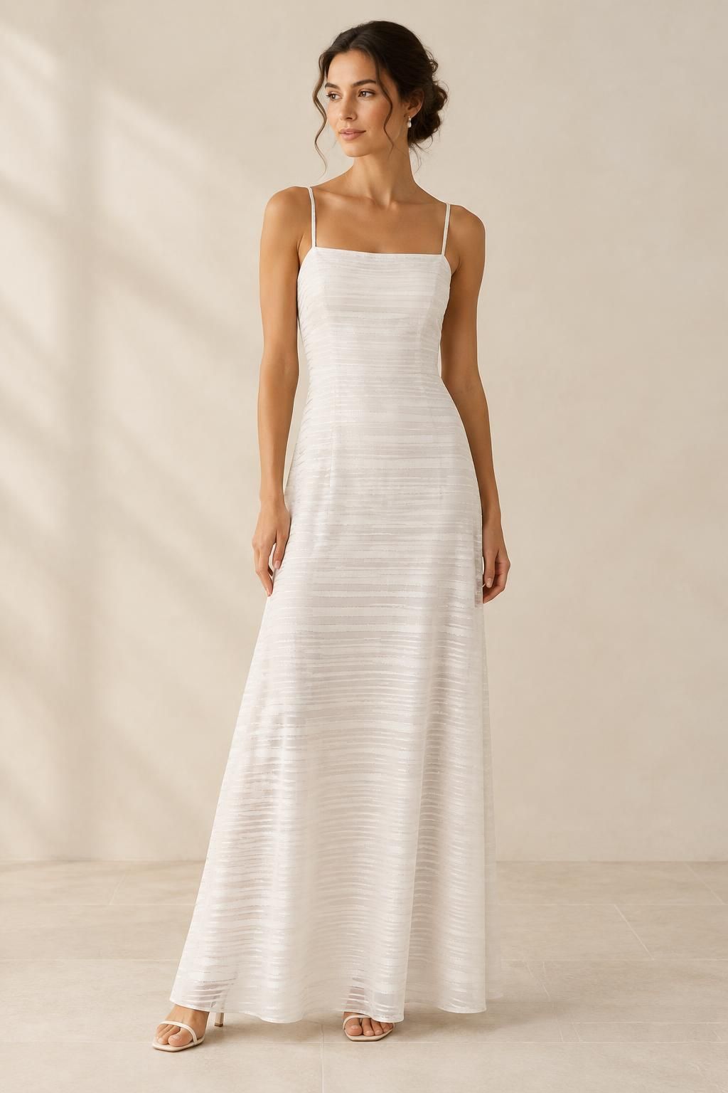 Inspiration La robe avec le tissu GARAEEL - Voile crêpe de viscose à rayures satinées et à fils lurex argentés