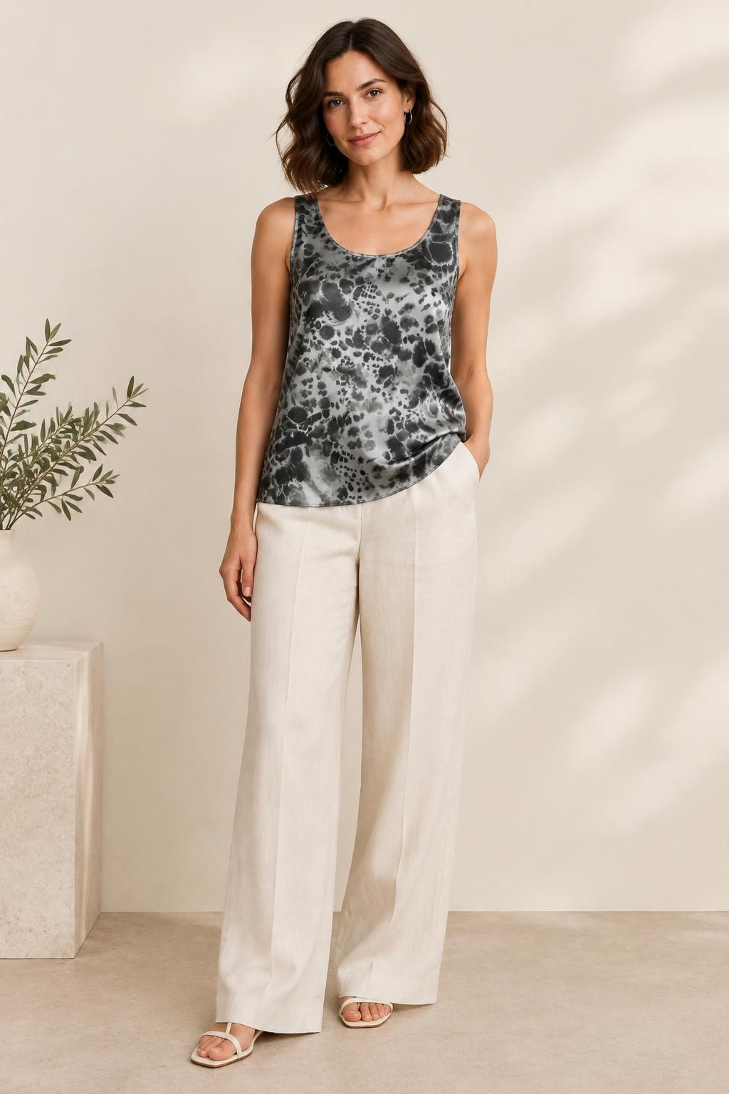 Inspiration Das Oberteil mit dem Stoff Leichter Viskose-Satin, abstraktes Tiermotiv in Grau und Schwarz