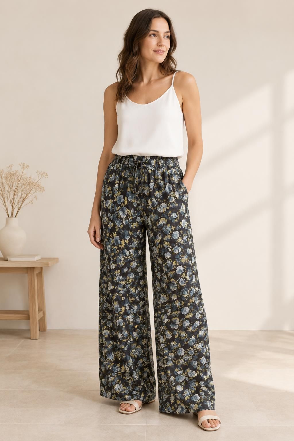 Inspiration Le pantalon avec le tissu Satin de viscose, fleurs bleues et feuillage jaune sur fond noir