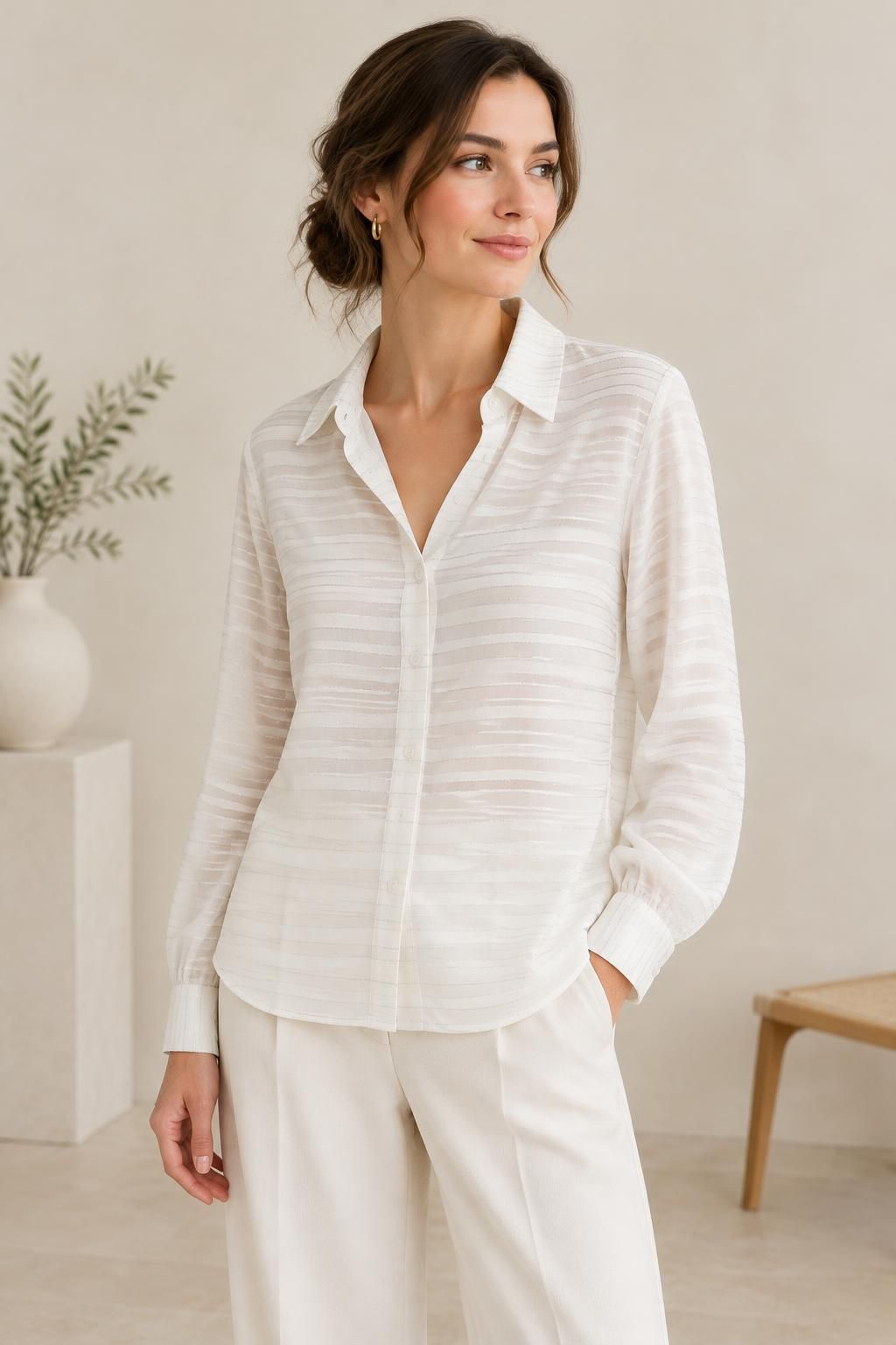 Inspiration La blouse avec le tissu GARAEEL - Voile crêpe de viscose à rayures satinées et à fils lurex argentés