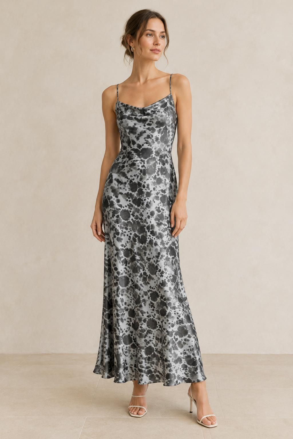 Inspiration Das Kleid mit dem Stoff Leichter Viskose-Satin, abstraktes Tiermotiv in Grau und Schwarz
