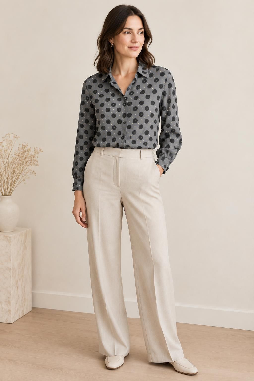 Inspiration Die Bluse mit dem Stoff Schwerer Viskosekrepp, schwarze und cremefarbene Punkte auf grauem Grund