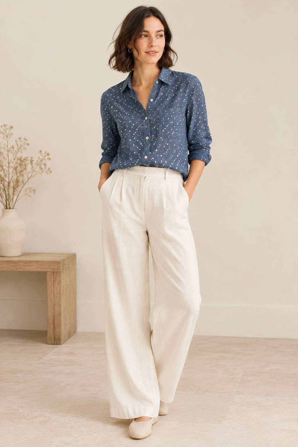 Inspiration La blouse avec le tissu Batiste de viscose Ecovero, petits pois blancs sur bleu jean