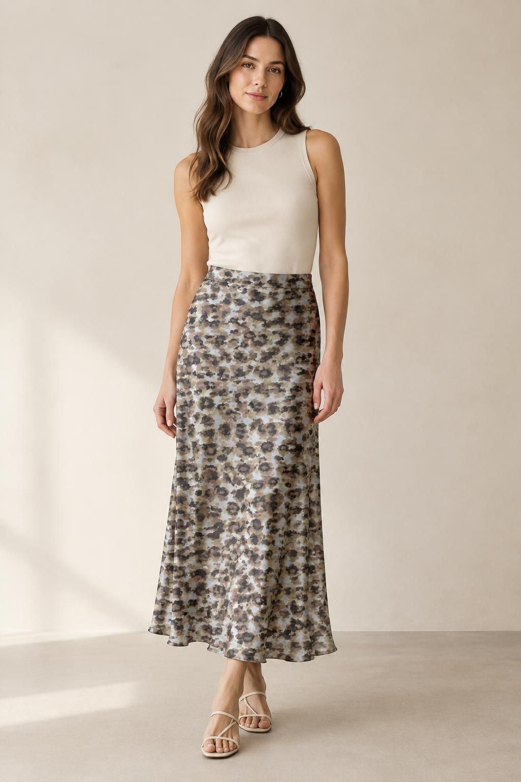 Inspiration La jupe avec le tissu Satin de viscose léger, motif animalier abstrait beige et marron