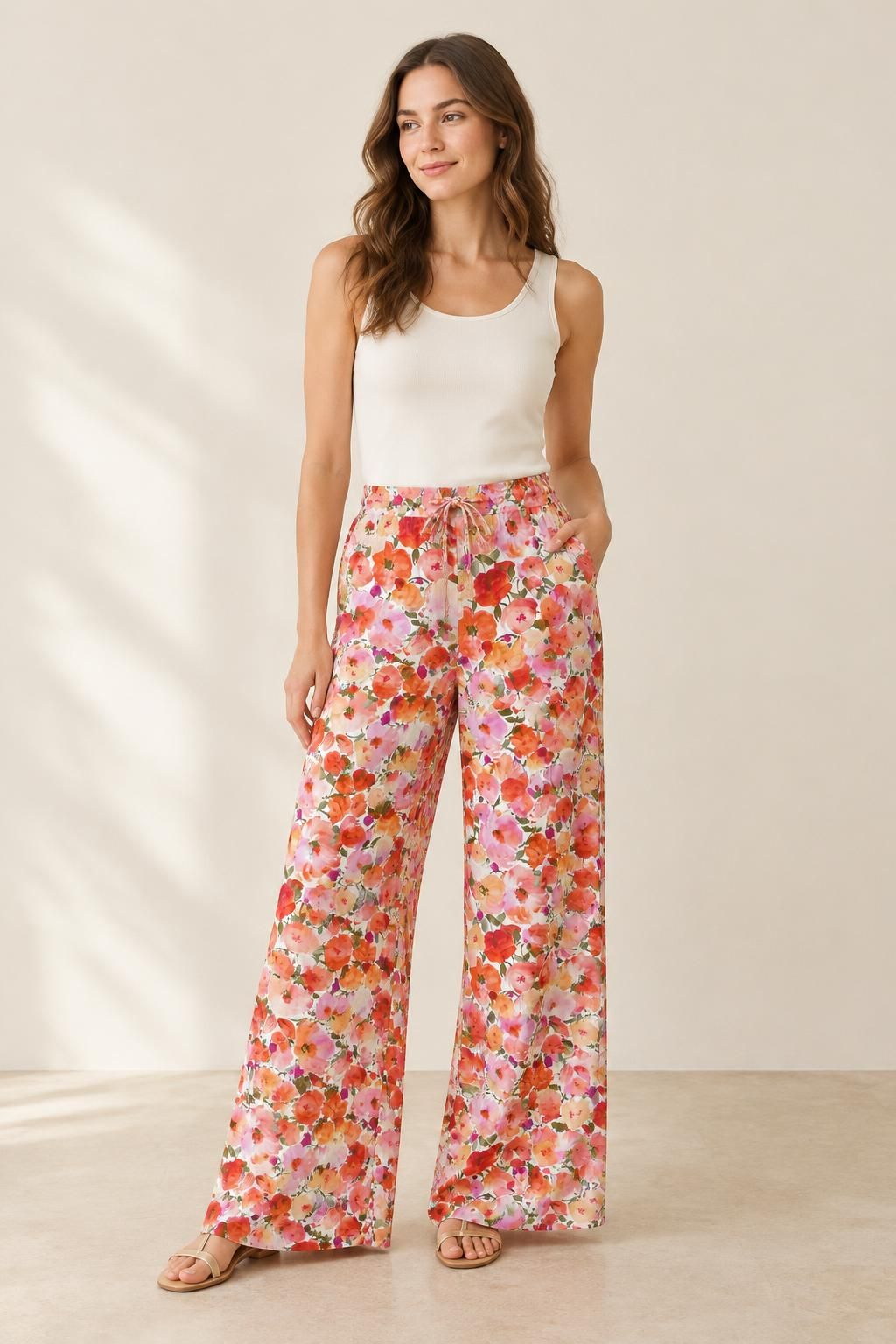 Ispirazione I pantaloni con il tessuto Viscosa Ecovero, grandi fiori romantici multicolori
