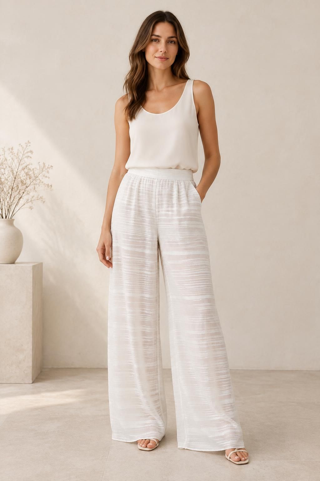 Inspiration Le pantalon avec le tissu GARAEEL - Voile crêpe de viscose à rayures satinées et à fils lurex argentés