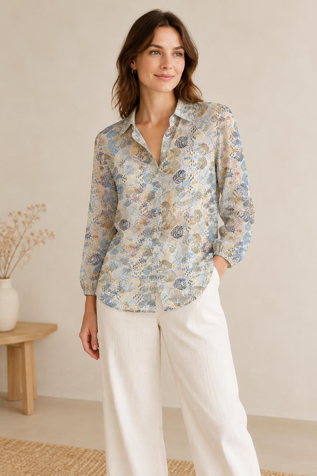 Inspiración La blusa con el tejido Voile de algodón, estampado campestre de flores azules y amarillas