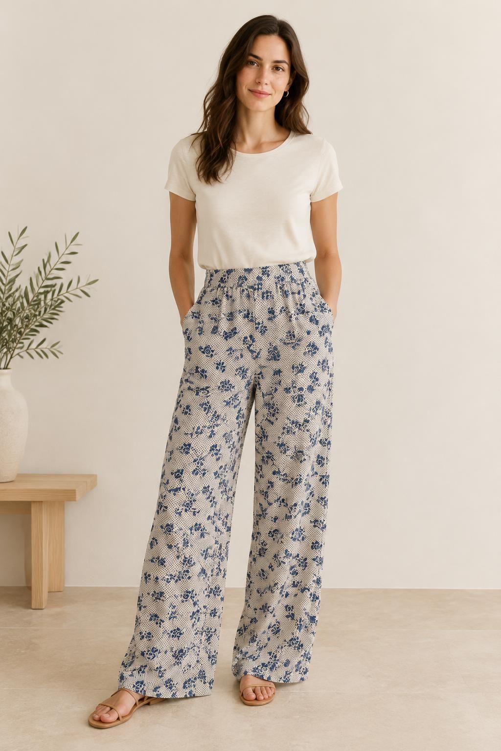 Inspiration Le pantalon avec le tissu Viscose légere à effet froissé, fleurs et pois bleu marine sur écru