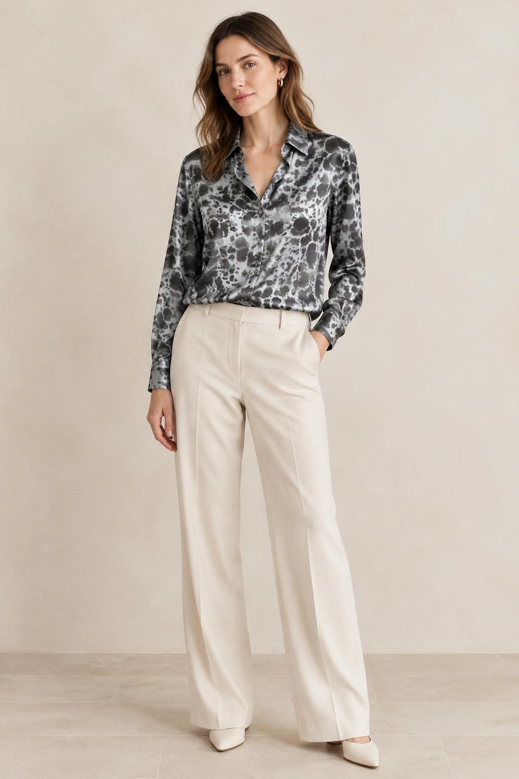 Inspiration Die Bluse mit dem Stoff Leichter Viskose-Satin, abstraktes Tiermotiv in Grau und Schwarz
