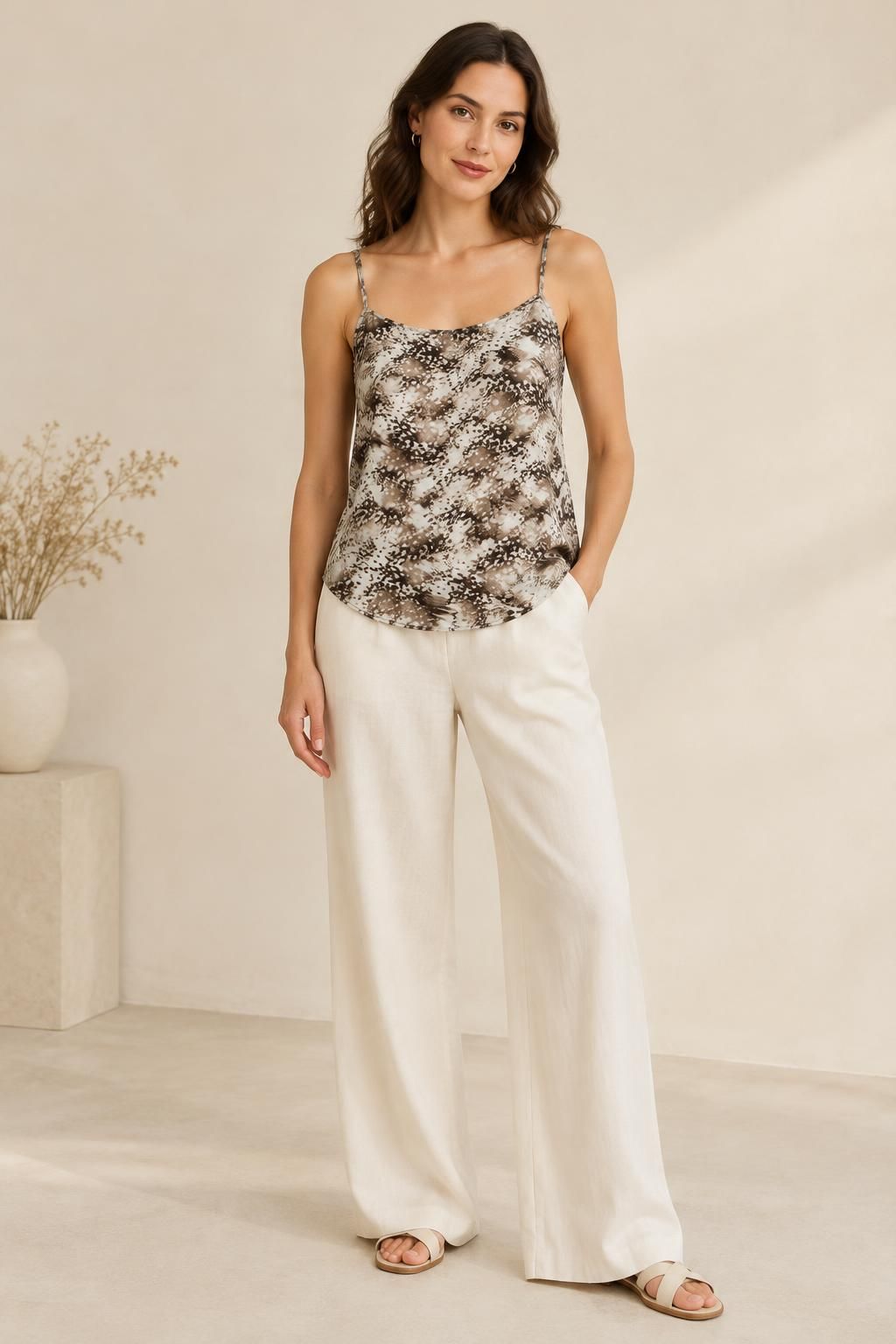 Inspiration Le top avec le tissu Satin de polyester plissé léger, motif animalier brun et écru