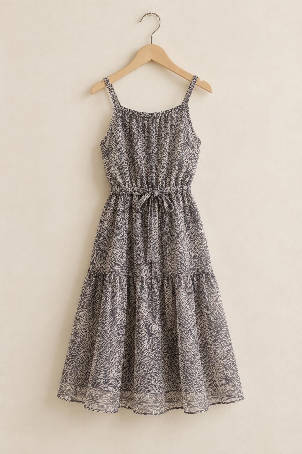Inspiration La robe enfant avec le tissu Voile gaze de viscose, motif animalier abstrait écru et noir