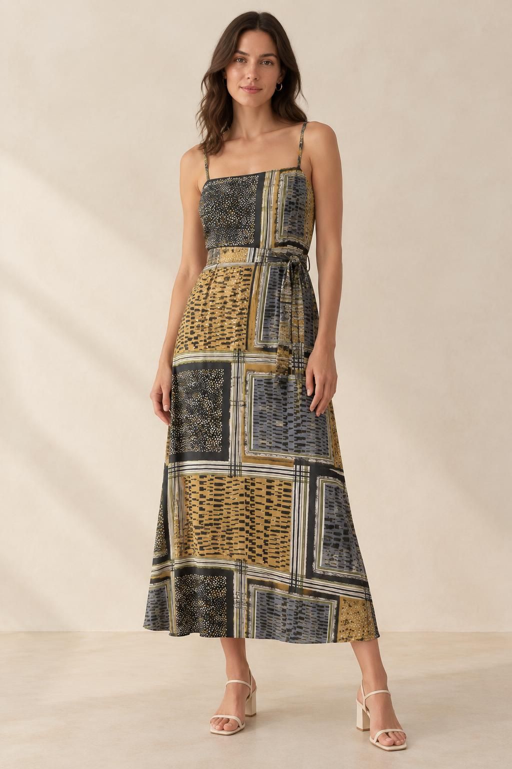 Inspiration La robe avec le tissu Crêpe de polyester léger, motif patchwork géométrique